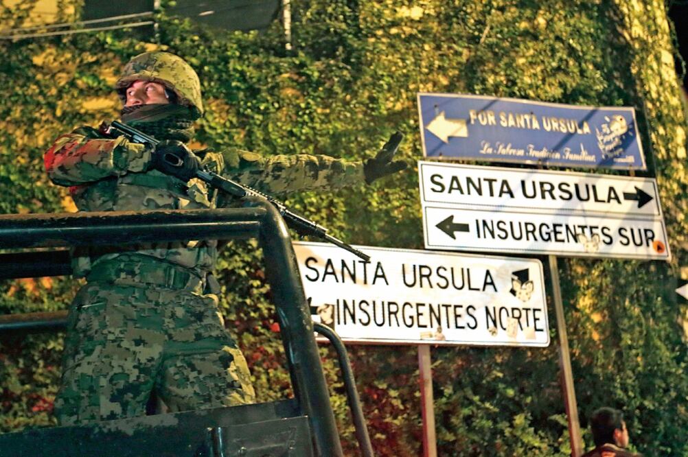 Fuerzas Federales en operativo en la calle Amantitla número 32 (LUIS CORTÉS. EL UNIVERSAL)