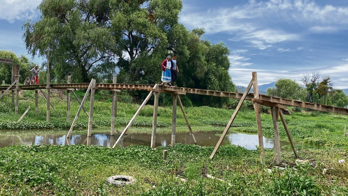 En Urandén, la gente ha construido puentes para conectarse y trasladar víveres; antes lo hacían en lancha. Foto: Carlos Arrieta