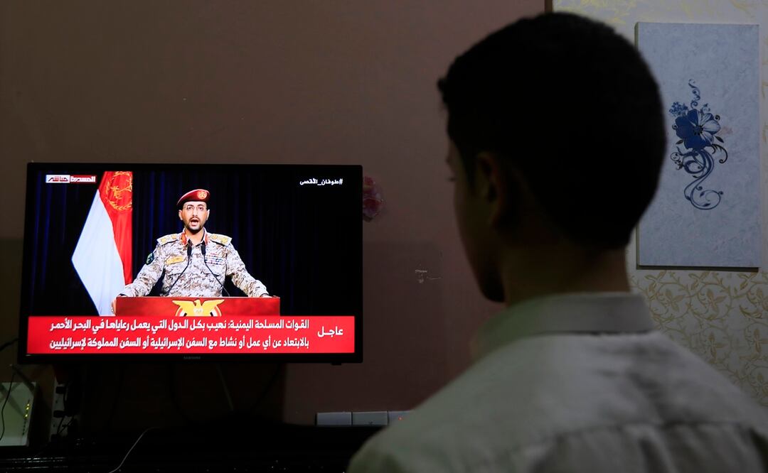 Una persona ve una declaración televisiva del portavoz militar de los hutíes, Yahya Sarea, después de que los hutíes se apoderaran de un barco israelí en el Mar Rojo, en Saná, Yemen. Foto: EFE