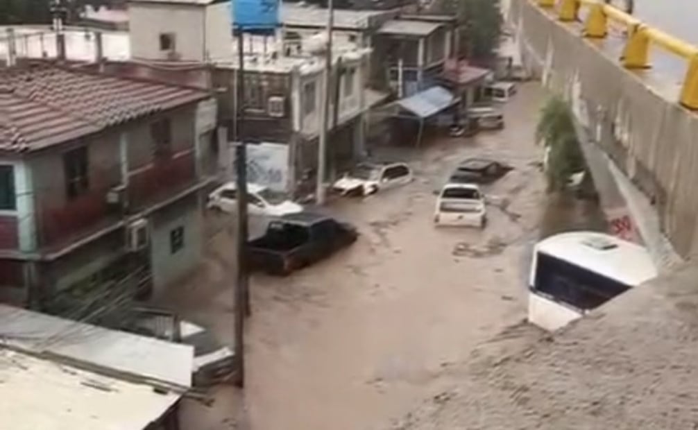Lluvias dejan un muerto en Nogales; corrientes arrastran personas, vehículos y activan el Plan DN-III-E. Foto: Especial.