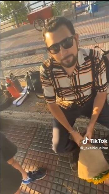 Joven le da una serenata a chica en público, pero ella lo rechaza porque no quiere ser su novia