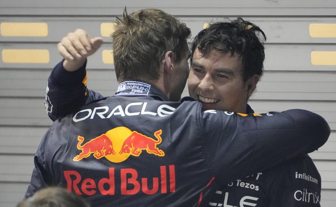 Sergio Pérez con Max Verstappen - FOTO: AFP