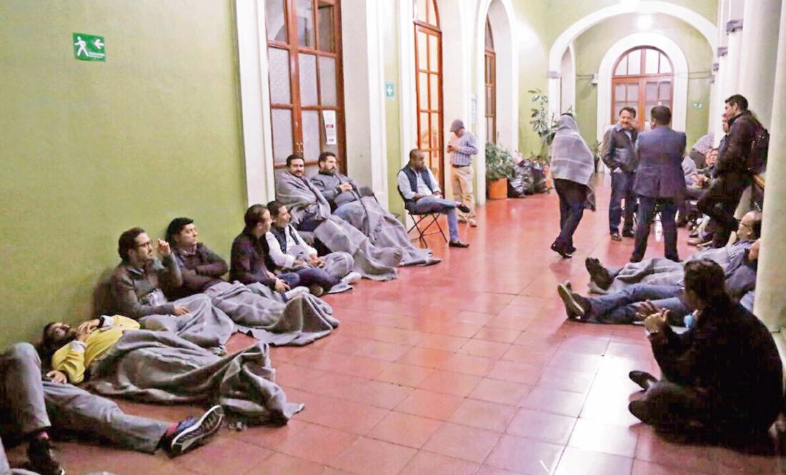 Los inconformes anunciaron que impedirán hoy el ingreso de los trabajadores y sólo permitirán la entrada del gobernador interino, Flavino Ríos, al Palacio de Gobierno. (FOTO: PATRICIA MORALES. EL UNIVERSAL)