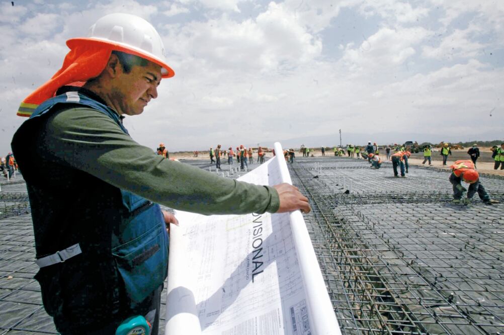 Trabajos en la sede del Nuevo Aeropuerto Internacional de la Ciudad de México. La construcción de la torre de control costará mil 242 millones de pesos (ARCHIVO EL UNIVERSAL)