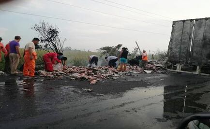 Choque de tráileres deja 2 muertos; pobladores saquean carne que transportaban