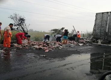 Choque de tráileres deja 2 muertos; pobladores saquean carne que transportaban