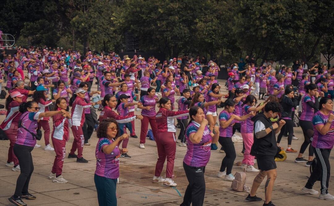 Más de 2 mil 600 mujeres participan en clase masiva de defensa personal; evento se realizó en el Monumento a la Revolución. Foto: Especial