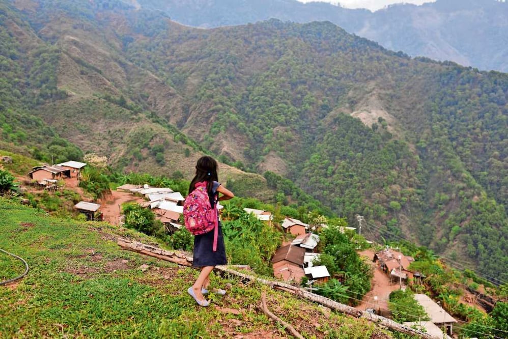 Niña caminando hacia su escuela en la región de la montaña de Guerrero, una de las zonas más marginadas del país. Crédito: SALVADOR CISNEROS SILVA / EL UNIVERSAL