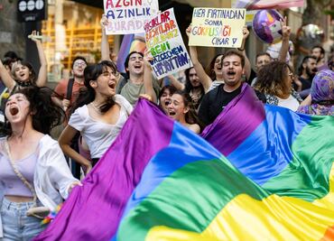 Decenas de miles participan en desfiles del Orgullo LGTBIQ+