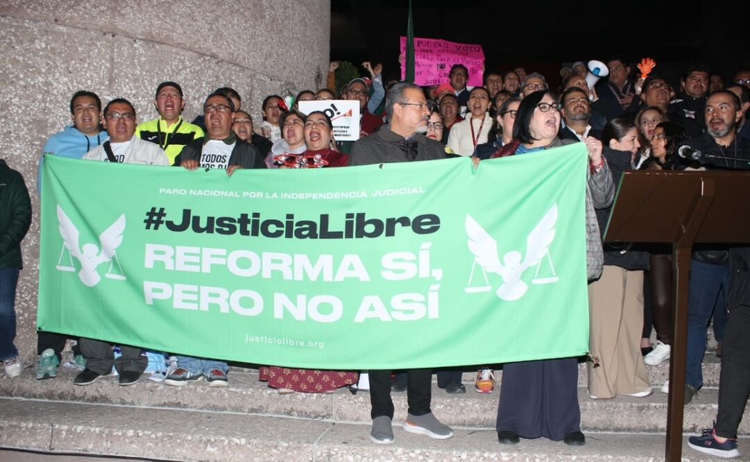 Trabajadores del poder judicial de la federación Naucalpan arriban a apoyar a sus compañeros en paro en la sede de San Lázaro Foto: Francisco Rodríguez