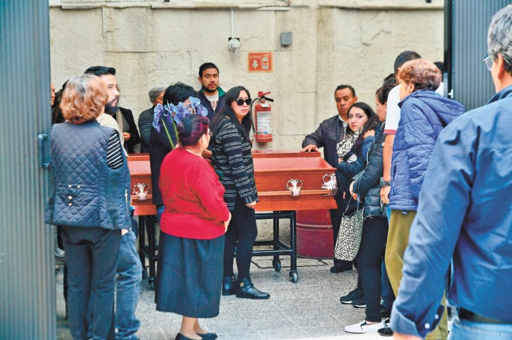 Familiares y amigos despidieron ayer al estudiante de la Universidad Intercontinental en la funeraria Paraíso Avante, donde su cuerpo fue cremado. Foto/ HUGO GARCÍA. EL UNIVERSAL