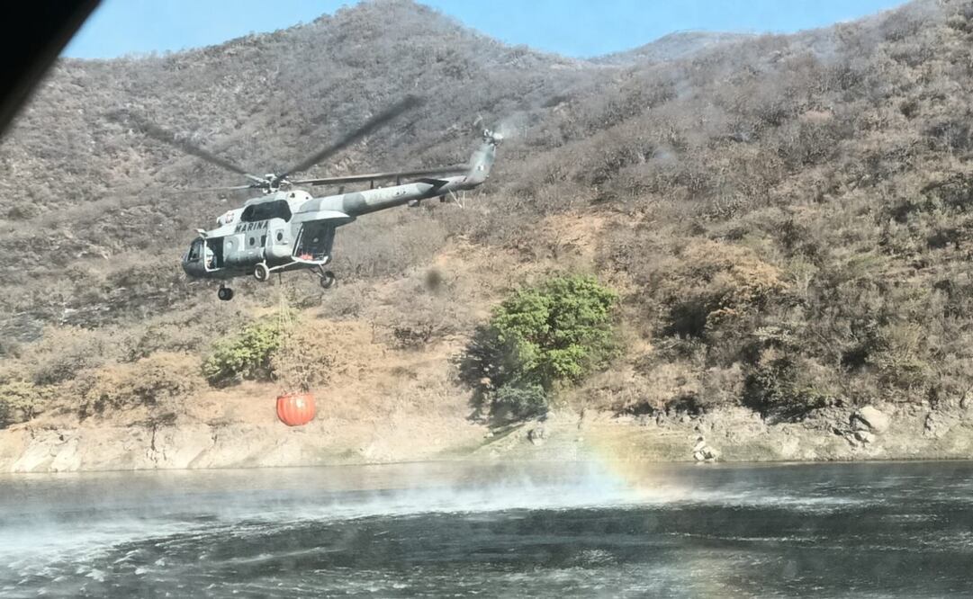 Un helicóptero MI-17 realizó 30 descargas con helibalde, vertiendo un total de 75 mil litros de agua sobre el incendio forestal en Santo Domingo Tomaltepec. Foto: Especial