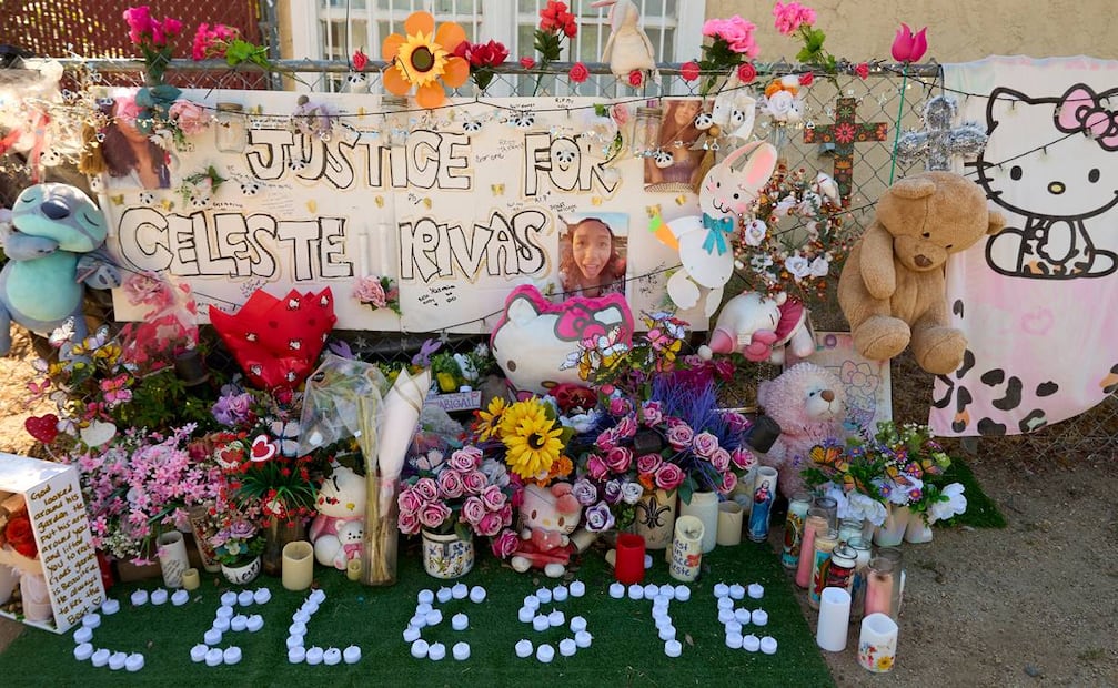 Un altar improvisado en memoria de Celeste Rivas Hernández, quien fue asesinada y encontrada dentro de un vehículo propiedad del cantante D4vd, se encuentra frente a su casa en Lake Elsinore, California, el martes 21 de abril de 2026. 
Foto AP/Damian Dovarganes.