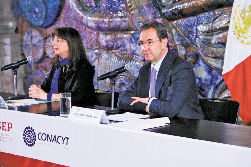 María Elena Álvarez-Buylla Roces, titular del Consejo Nacional de Ciencia y Tecnología (Conacyt), y el secretario de Educación Pública, Esteban Moctezuma Barragán. Foto: ESPECIAL