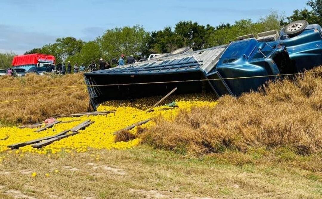 El camión iba cargado con unas 15 toneladas de naranja en Tamaulipas cuando volcó con varios trabajadores (14/02/2025). Foto: Cortesía