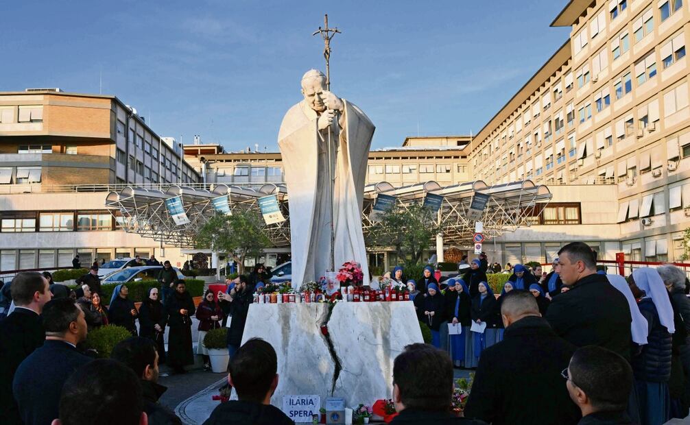Monjas y sacerdotes rezan por el papa Francisco frente al hospital Gemelli, en Roma, donde el Pontífice está hospitalizado desde el viernes 14 de febrero. Foto: Alessandra Tarantino / AP