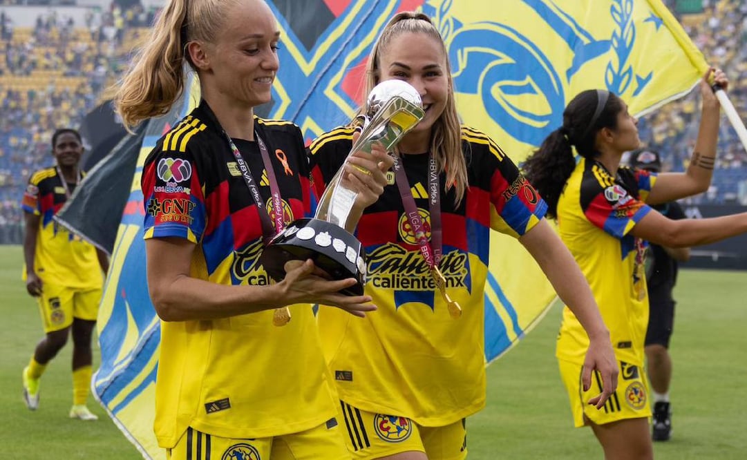 Sarah Luebbert festeja con el trofeo de campeonas de la Liga MX Femenil / FOTO: Hugo Salvador - EL UNIVERSAL