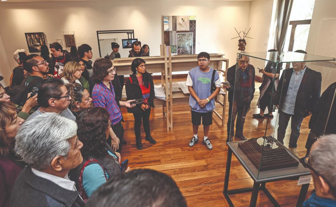 Recorrido por la muestra Arte en movimiento, en la Casa Miguel Alemán del Complejo Cultural Los Pinos, donde algunos de los jóvenes artistas presentaron sus obras y proyectos. Foto: de GABRIEL PANO. EL UNIVERSAL
