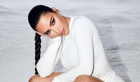 Kim Kardashian rompe el internet con su mini traje de baño