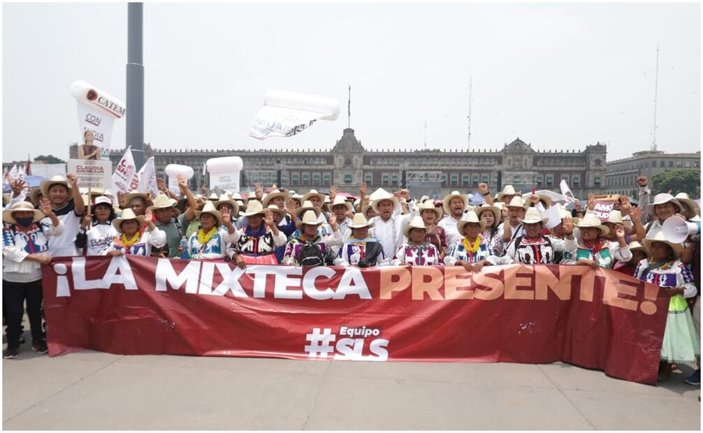 Simpatizantes de Claudia Sheinbaum llegan al Zócalo para el último acto de campaña. Foto: Carlos Mejía/EL UNIVERSAL