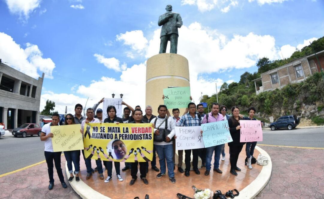 En Comitán de Domínguez, comunicadores se manifestaron frente al monumento a Belisario Domínguez. Foto: Fredy Martín Pérez / EL UNIVERSAL