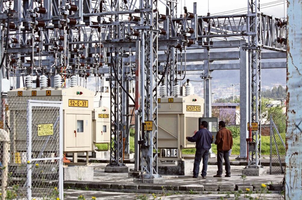 Autoridades de la CFE dicen que la empresa debe trabajar para bajar tarifas y aumentar la competitividad a través del uso de combustibles más eficientes. (ARCHIVO EL UNIVERSAL)