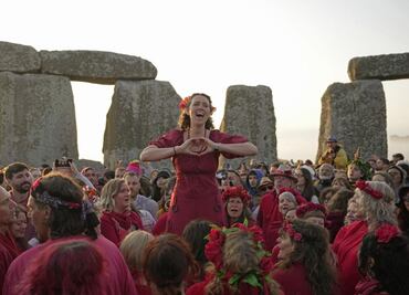 Brujas y hippies se reúnen junto al Stonehenge para celebrar el solsticio de verano