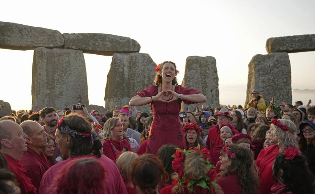 Gente reunida en el antiguo círculo de piedra de Stonehenge para celebrar el Solsticio de Verano, el día más largo del año, cerca de Salisbury. Foto: AP