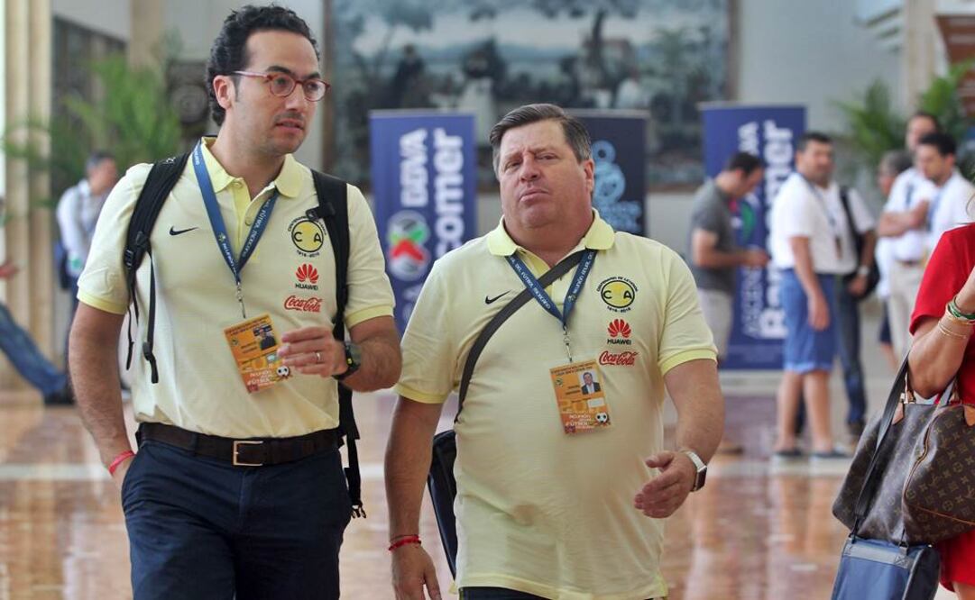 El presidente operativo del Club América, Mauricio Culebro, y Miguel Herrera conversan durante el segundo día de actividades del Régimen de Transferencias de la LIGA MX