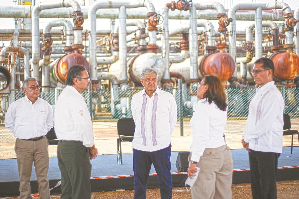 En su visita a la refinería Lázaro Cárdenas, en Veracruz, el presidente Andrés Manuel López Obrador, acompañado por otros funcionarios, dijo que su estrategia recuperará el sector energético y en 2023 el país será autosuficiente. Foto: DIEGO SIMÓN