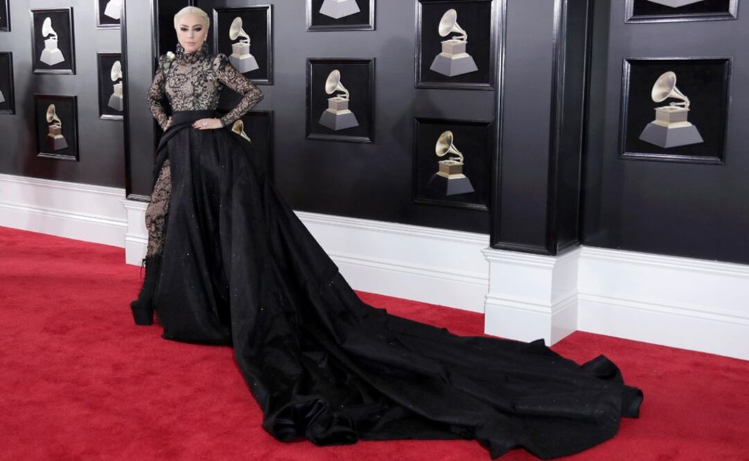 Lady Gaga fue una de las primeras famosas en desfilar por la alfombra roja del Madison Square Garden. Dejó ver unas rosas blancas para protestar contra el acoso. Usó un vestido Armani Privé FOTO: EFE