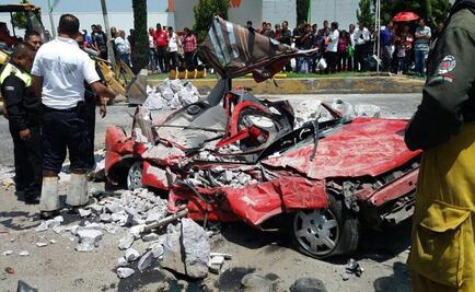 Camión de carga cae sobre auto en Tecámac; conductora sobrevive