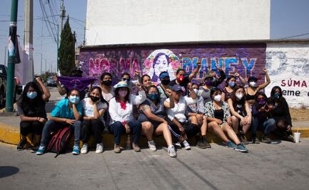 Feministas pintan mural con nombre de joven desaparecida en Chimalhuacán, Edomex