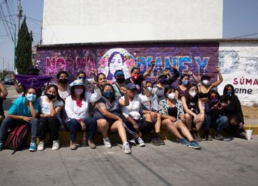 Feministas pintan mural con nombre de joven desaparecida en Chimalhuacán, Edomex