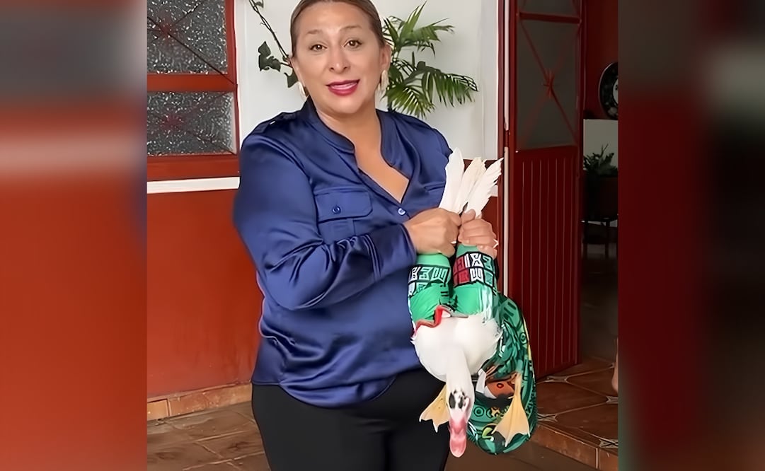 La presidenta municipal de Quiroga, Michoacán, Alma Mireya González Sánchez, presuntamente maltrató a un pato, al sostenerlo de mala manera. | Foto: Especial.