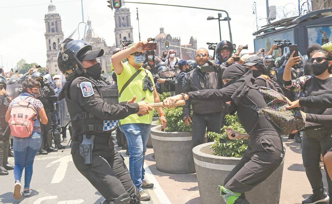Uniformadas de la Secretaría de Seguridad Ciudadana vigilaron en todo momento a las manifestantes; uno de los conatos de bronca se dio en el cruce de Reforma y Bucareli. Foto: FERNANDA ROJAS. EL UNIVERSAL