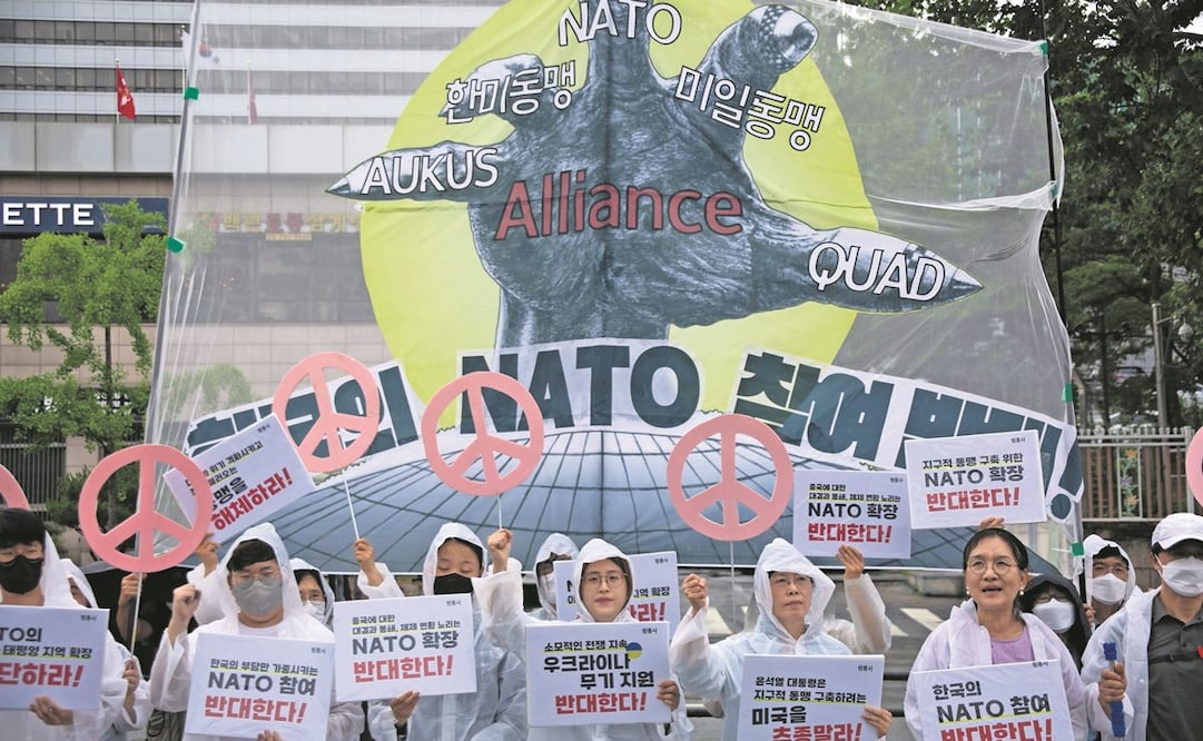En Seúl manifestantes expresaron su rechazo a la expansión de la OTAN, que inicia hoy su cumbre en Madrid. Foto: EFE.