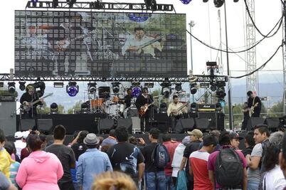 Realizan concierto por los 43 en el Estadio Azteca
