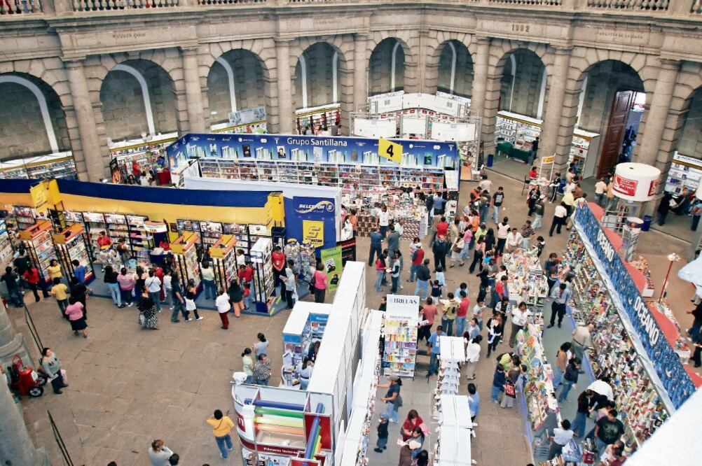 A la fiesta librera acuden alrededor de 150 mil visitantes, de los cuales, al menos 56% compra un libro de novela, cuento, ensayo, ciencia, tecnología o historia (ARCHIVO EL UNIVERSAL)