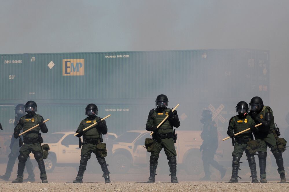 Agentes de la Patrulla Fronteriza, Control de Inmigración y Aduanas y Aduanas y Protección Fronteriza de EU, participan en un simulacro de seguridad frente a Ciudad Juárez (AFP)