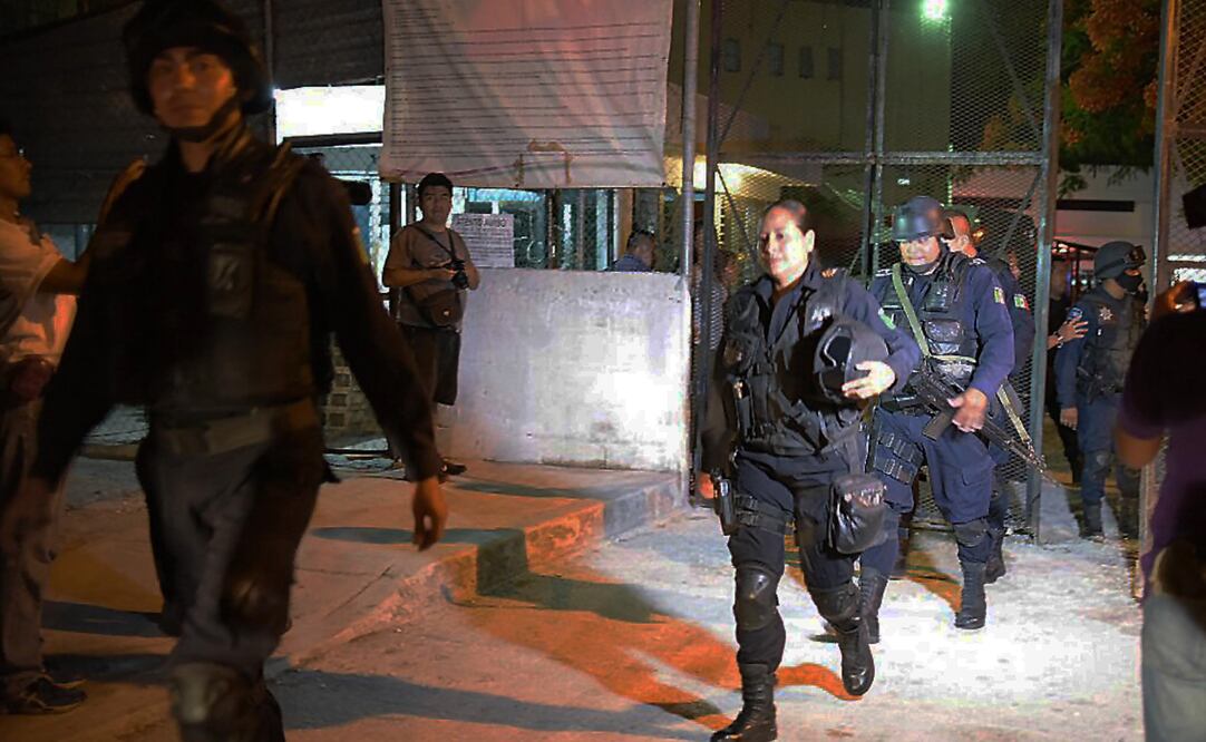 Policías ingresan al Centro de Reinserción Social de Cancún tras la fuga de por lo menos once presos (Foto: EFE)