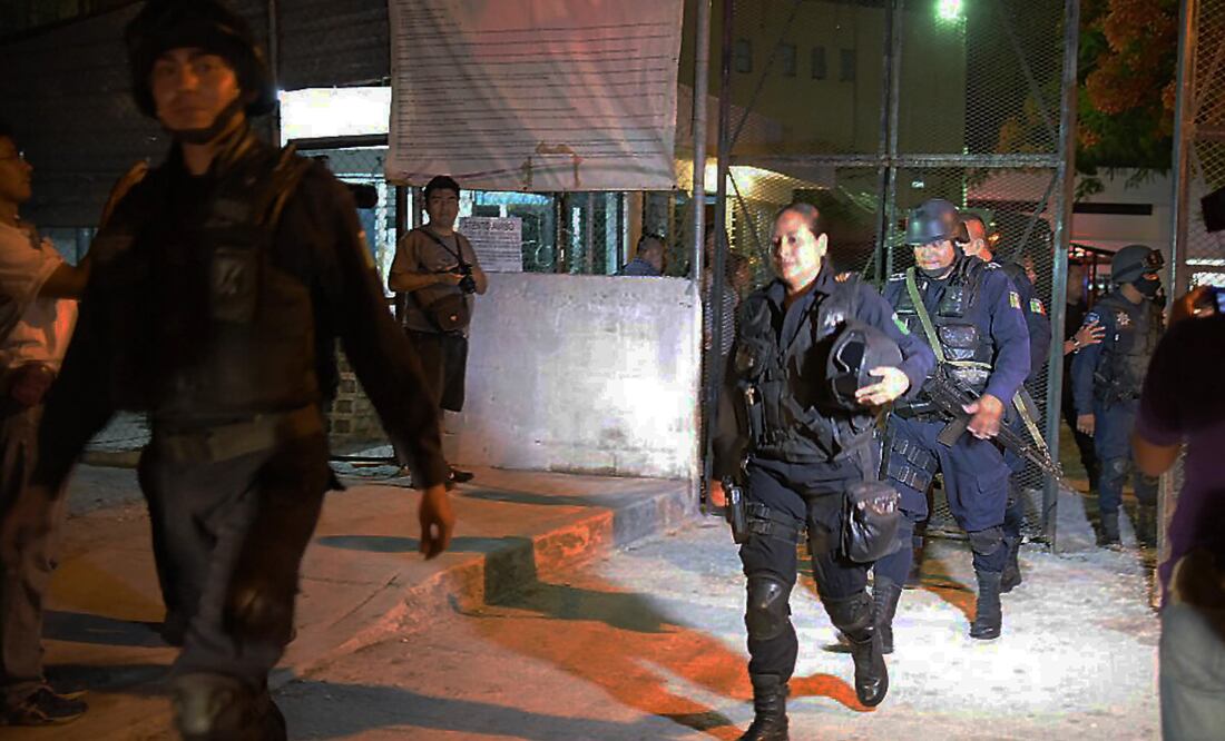 Policías ingresan al Centro de Reinserción Social de Cancún tras la fuga de por lo menos once presos (Foto: EFE)