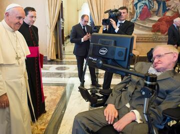 Stephen Hawking habló de ciencia en el Vaticano