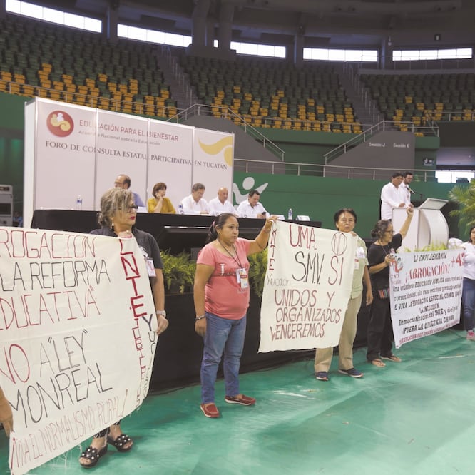 Antes de que llegara al foro educativo el próximo titular de la SEP, Esteban Moctezuma, maestros se apostaron con pancartas frente a las mesas de trabajo. (CUAUHTÉMOC MORENO. EL UNIVERSAL)
