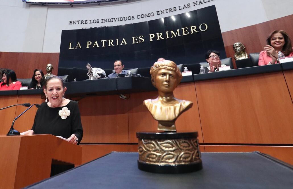 María Elena Chapa Hernández, recibió el reconocimiento "Elvia Carrillo Puerto" 2018, otorgado por el Senado. Foto: @senadomexicano
