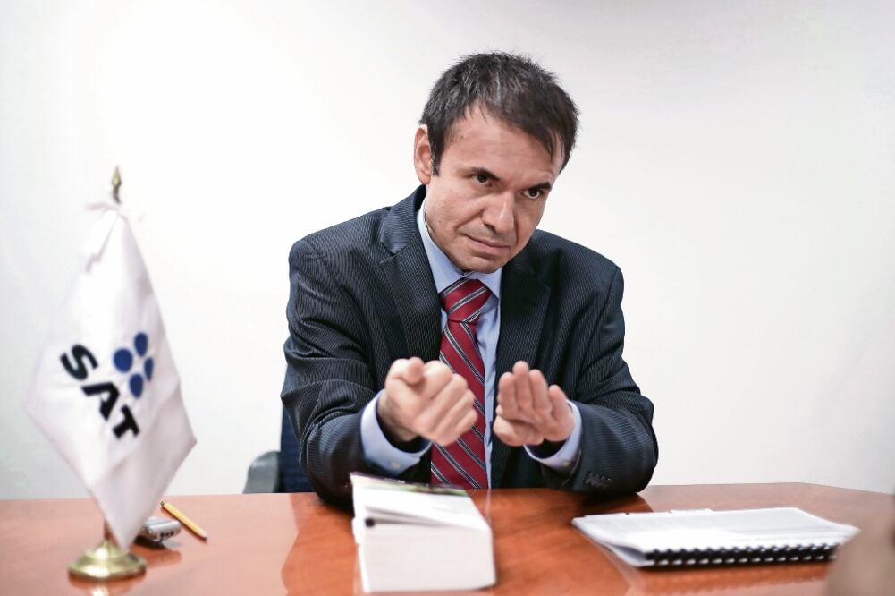 Lizandro Núñez, administrador General de Recaudación del SAT, señala que no hay distingo, ya que tienen un programa de vigilancia automatizado. (FOTO: ALEJANDRO ACOSTA. EL UNIVERSAL)