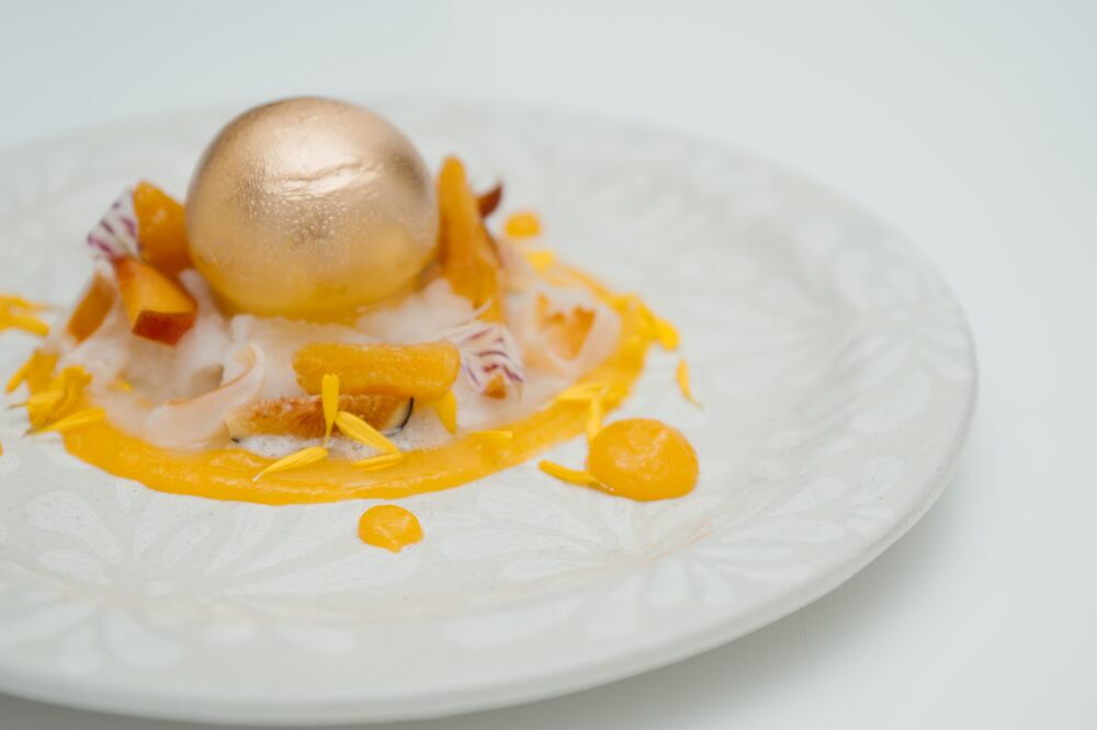 Esfera crocante de melocotón con crema y granizado de lychee con pulque de Fónico. Foto: Cortesía