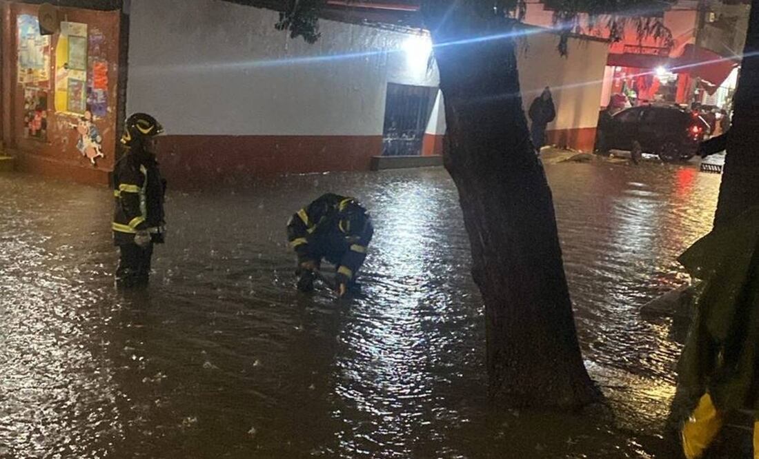 Bomberos atienden inundaciones en alcaldía Xochimilco. Foto: Tomada de la cuenta de X de @Bomberos_CDMX