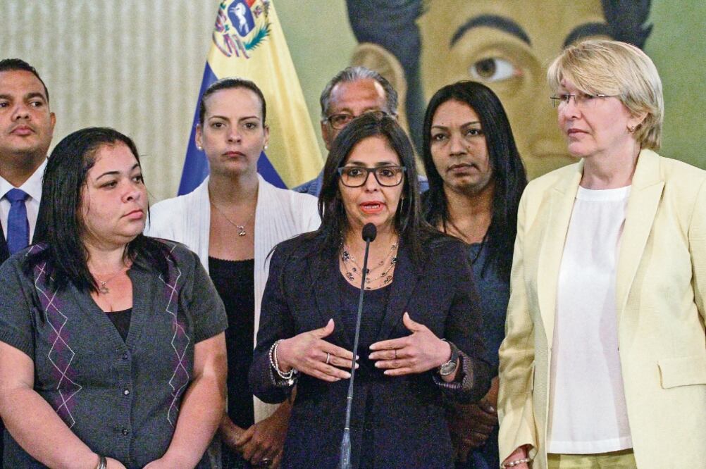 La ministra de Relaciones Exteriores de Venezuela, Delcy Rodríguez (centro) , “No están aplicando las luego de conocerse la suspensión de su país del bloque comercial. (FOTO: BORIS VERGARA. XINHUA)