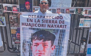 Gabriel Reyes pide ayuda a las autoridades federales para recuperar el cuerpo de su hijo, que está en la sierra de Nayarit. Foto: Raúl Torres/ EL UNIVERSAL
